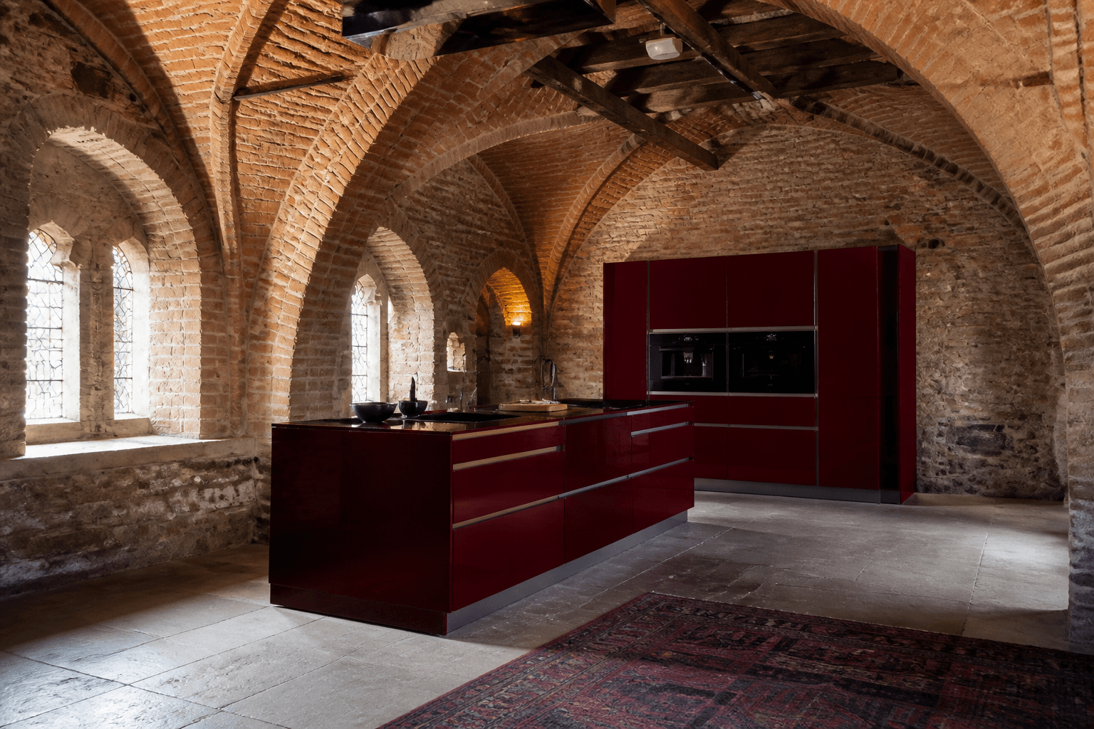 Showroom met middeleeuwse bakstenen gewelven en moderne keukenfronten